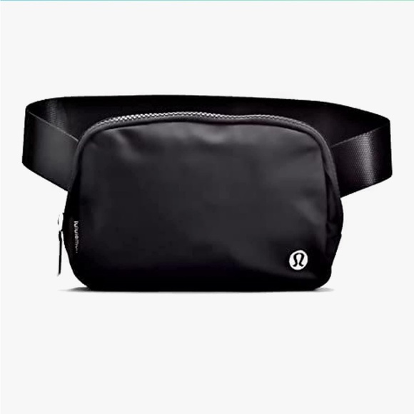 🍋NWT-Lululemon Athletica Everywhere Belt Bag, Black, 7.5 x 5 x 2 inches - Picture 4 of 4